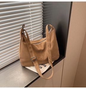 Dettaglio della borsa hobo in pelle testurizzata marrone con fibbia regolabile