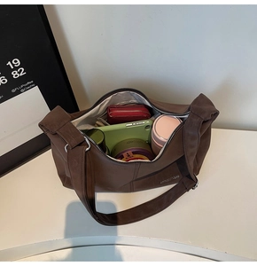 Dettaglio dell'interno capiente di una borsa tote marrone per l'uso quotidiano