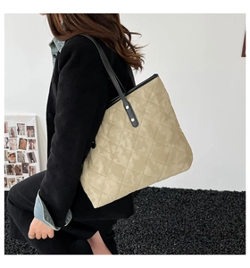 Fashionable quilted tote bag with large capacity and contrasting black shoulder straps