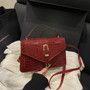 Borsa a mano bordeaux lucida con trama a coccodrillo e fibbia metallica a forma di U