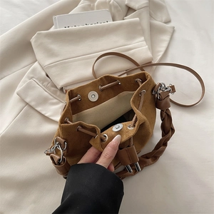 Borsa a secchiello marrone con coulisse, trama scamosciata e manico intrecciato