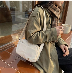 Sac bandoulière blanc en nylon avec large sangle pour tenues décontractées d'hiver urbain