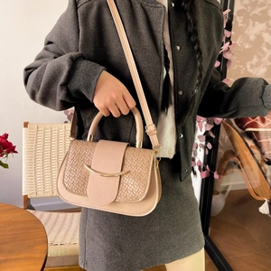 Detailansicht beige Satteltasche mit Krokostruktur und Goldbeschlag-Verzierung