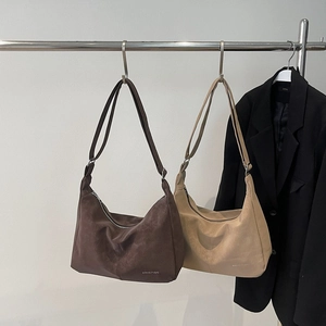 Grandi borse hobo in morbida pelle marrone scuro e beige con ampi spallacci