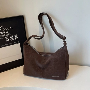 Grande borsa hobo marrone scuro opaca con tracolla regolabile e fibbia argento
