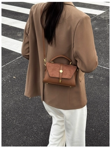 Braune Umhängetasche aus mattem Wildleder und Glattleder im Street-Style-Look
