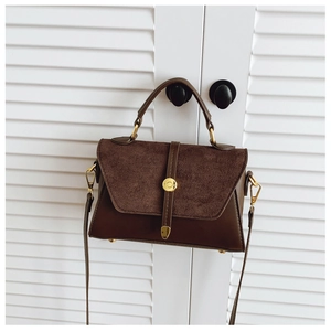 Detail der vintage dunkelbraunen Handtasche aus Mattleder mit goldenem Drehverschluss