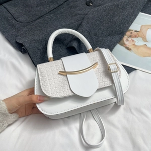 Weiße Klapphandtasche aus Kunstleder mit Webstruktur und goldener Metallschnalle