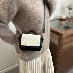 Retro plush saddle bag in black faux leather with white faux fur flap and shoulder strap