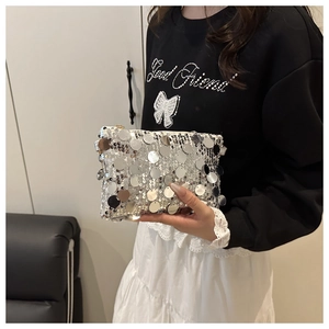 Détail de la pochette de soirée à paillettes argentées montrant taille et fini brillant