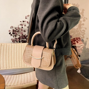 Sac sous l'aisselle en tissage beige avec garniture dorée et bandoulière amovible