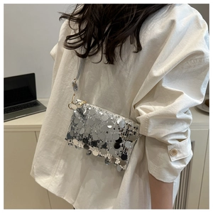 Vue détaillée du sac à bandoulière à paillettes argentées montrant la texture brillante