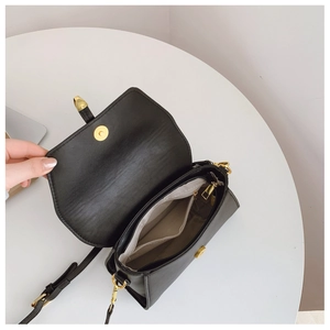 Minimalistische schwarze matte Umhängetasche mit geräumigem Innenraum und Gold-Details