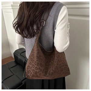 Detail of the leopard print large hobo bag with wide adjustable leather strap
