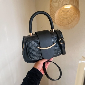 Sac à main vintage noir avec rabat motif crocodile et détails métalliques dorés