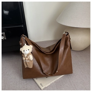 Borsa tote marrone in pelle PU con pendente a orsetto e tracolla larga