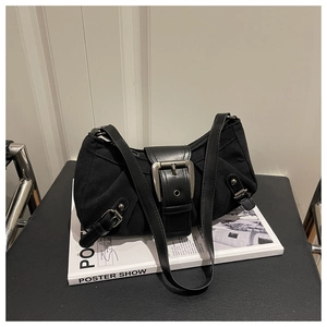 Dettaglio della borsa hobo in tela nera con fibbia in metallo argento e stile estetico Y2K