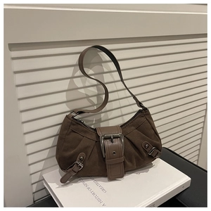 Dettaglio di una borsa hobo vintage marrone scuro con fibbia a cintura e occhielli in metallo