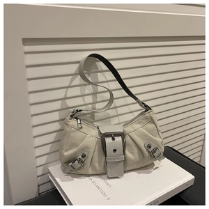 Dettaglio fibbia vintage su borsa a spalla crema con elementi decorativi minimalisti