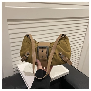 Dettaglio borsa a spalla in pelle scamosciata vintage con fibbie metalliche e cinturino