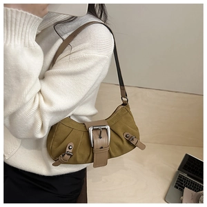 Dettaglio della borsa sottobraccio vintage in camoscio verde oliva con fibbia in metallo