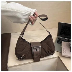 Dettaglio borsa a spalla vintage marrone scuro con grande fibbia in metallo argentato