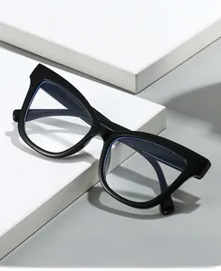 Détail de lunettes anti-lumière bleue œil de chat 2025 sur un support blanc