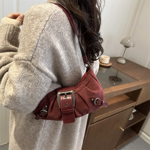 Borsa a spalla vintage bordeaux con design arricciato e grande fibbia metallica