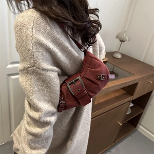 Borsa sottobraccio bordeaux vintage in pelle scamosciata con fibbia metallica stile American