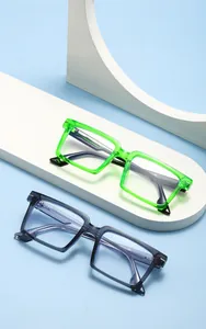Gros plan de montures de lunettes rectangulaires épaisses vert néon et gris-bleu avec charnières