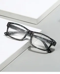 Détail de lunettes de lecture carrées bleu marbre montrant le modèle 25005 et le sigle CE