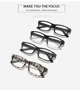 Détail de lunettes anti-lumière bleue carrées en noir, marbre et motif tortue