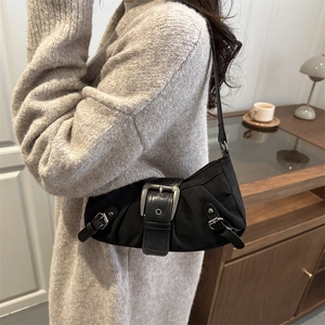 Schicke schwarze Umhängetasche mit silberner Schnalle im Vintage Y2K-Stil für Damen
