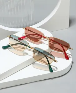 Détail de lunettes de soleil rectangulaires fines en métal sur socles géométriques