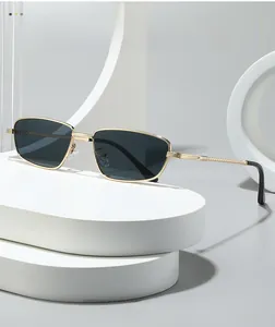 Vue détaillée de la monture de lunettes de soleil en métal doré avec branches texturées