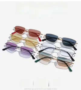Détails de lunettes de soleil rectangulaires vintage en plusieurs couleurs avec monture dorée