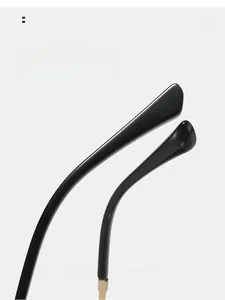 Détail des branches de lunettes noires courbées avec charnières en métal doré élégant