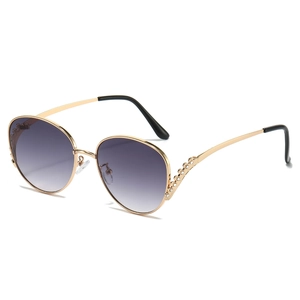 Lunettes de soleil oversize dégradées avec branches en V en métal serties de diamants