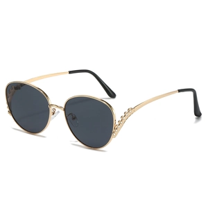 Lunettes de soleil dorées en forme de V avec cristaux et grands verres sombres élégants