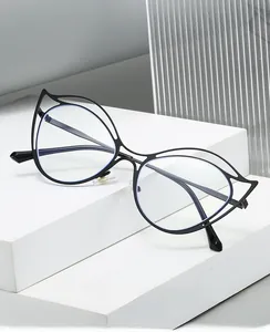 Irreguläre schwarze Cat-Eye Blaulichtfilter-Brille auf weißem geometrischem Podest