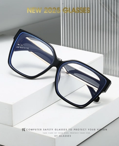 Vue détaillée des lunettes d'ordinateur carrées noires sur un support géométrique