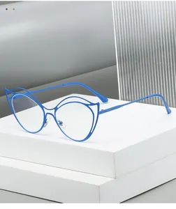 Detail einer blauen Katzenaugen-Metallbrille mit hohlem Design auf geometrischen Podesten