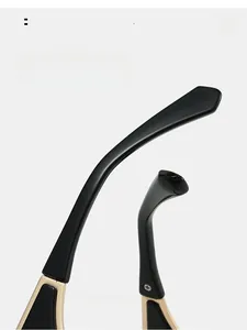 Détail des branches de lunettes noires courbées avec charnières en métal doré