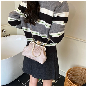 Détail du sac bandoulière élégant en jacquard avec poignée perle et fermoir métal
