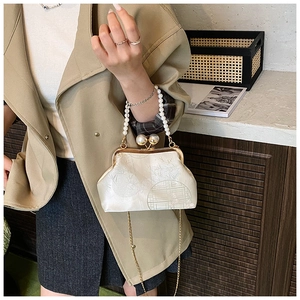 Détail du sac vintage à fermoir baiser avec broderie chinoise et grande poignée en perles