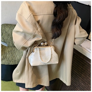 Détail du sac brodé en soie vintage avec poignée en perles et chaîne en métal