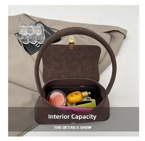 Capacità interna della borsa a spalla in camoscio marrone vintage e spazio interno