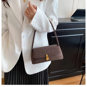 Borsa a spalla retrò in pelle opaca marrone scuro con fibbia dorata su blazer bianco