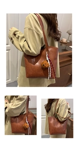 Détail d'un sac cabas en cuir marron avec breloque ours en peluche et pompon tissé