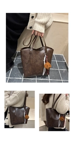 Vue détaillée d'un grand cabas vintage marron foncé avec pendentif ours et ruban chic